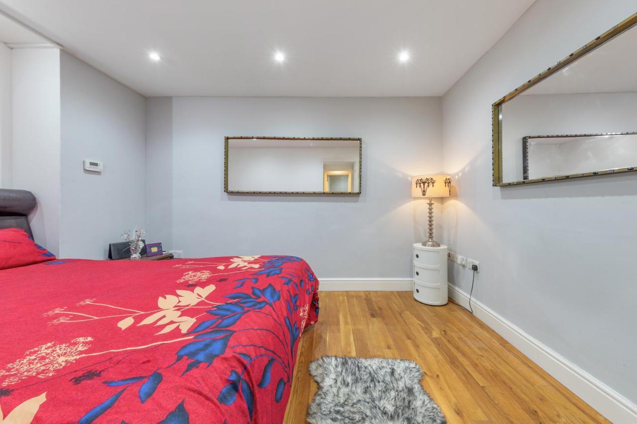 Elegant And Chic 2-Bedroom Basement Apartment In Paddington London Kültér fotó